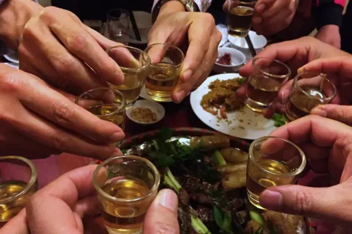 300 inconnus débarquent, la soirée Facebook dégénère