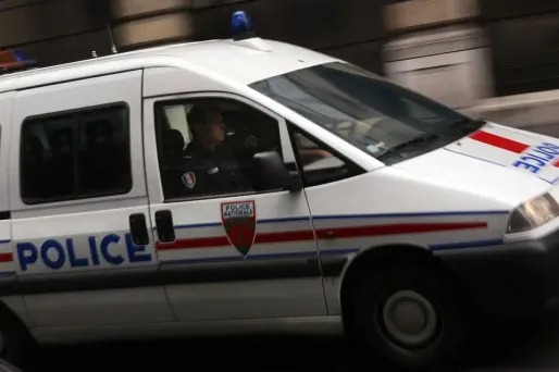 Ils pensaient voler des parfums, mais sont repartis avec des timbres