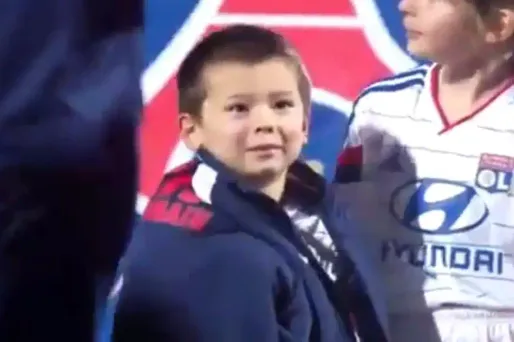 PSG : Thiago Silva offre sa veste à un enfant