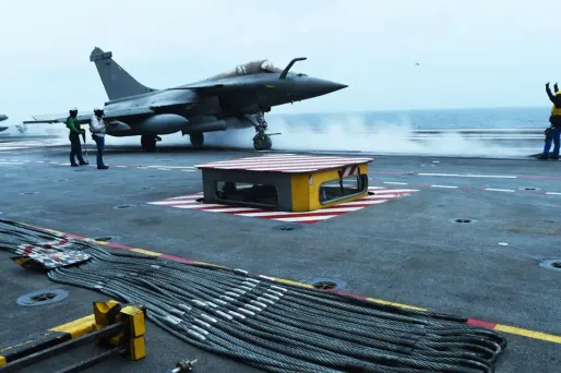 Rafale : "des discussions avancées" avec l'Egypte, assure Le Drian