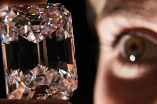 Un diamant "parfait" de plus de 100 carats vendu aux enchères