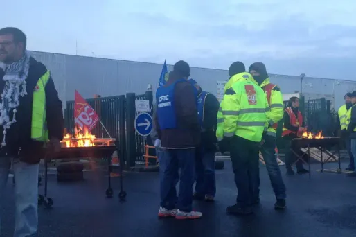En grève, les routiers multiplient les actions de blocage