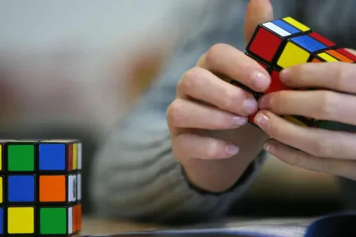 Il bat le record du monde de Rubik's Cube en moins de 6 secondes
