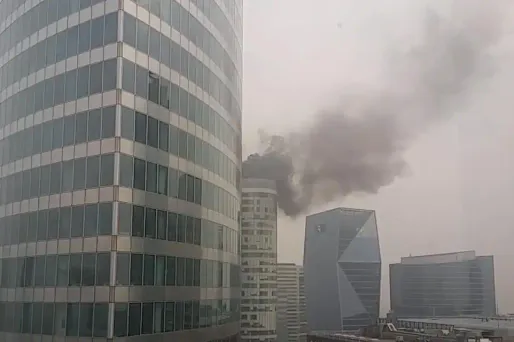 La Défense : incendie spectaculaire au sommet d'une tour