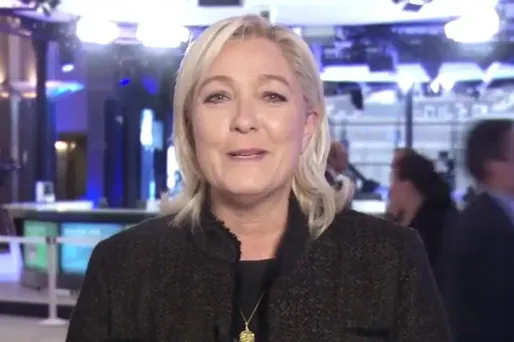 Le Pen apparaît à un rassemblement avec des néo-fascistes