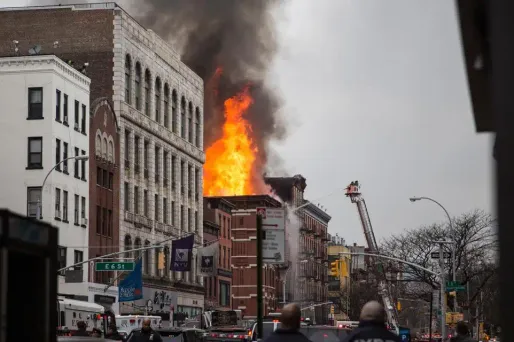 New York : un incendie gigantesque à Manhattan fait 19 blessés