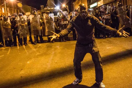 Nouvelle nuit de tensions à Baltimore, malgré le couvre-feu