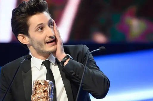 Pierre Niney ne dit pas "adieu au théâtre"