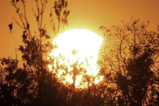 Quel est le lien entre l'éclipse et la "marée du siècle" ?