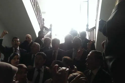 Tunis : en pleine évacuation, les députés ont chanté l'hymne national