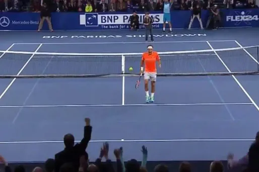 VIDEO - Federer surpris... par un enfant de 12 ans