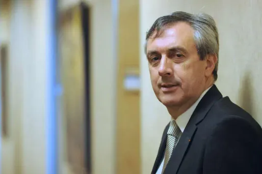 Dominique-Jean Chertier, ancien conseiller social de Jean-Pierre Raffarin, a été nommé médiateur à Radio France.