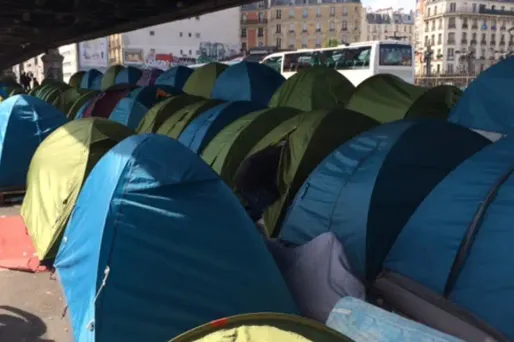 Omar, migrant : "Les gens suffoquaient dans le bateau"