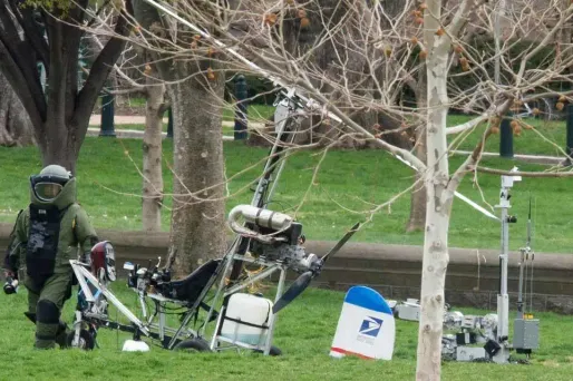 Un petit hélicoptère atterrit près du Capitole, la sécurité panique