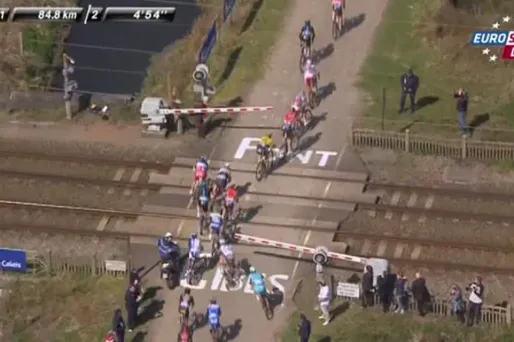 VIDÉO - Paris-Roubaix : le peloton force un passage à niveau