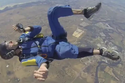 VIDÉO - Un parachutiste s’évanouit en plein vol