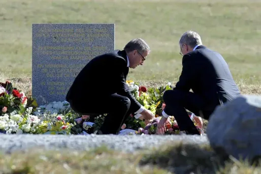 Crash de l'A320 : le PDG de Lufthansa se recueille sur place