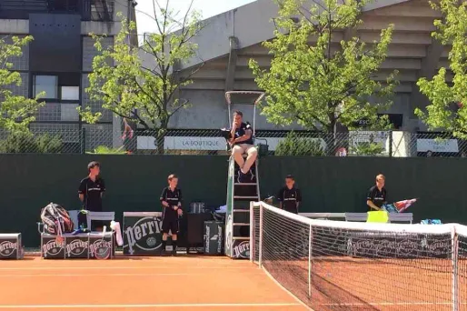 Emmanuel Joseph sur sa chaise d'arbitre et entouré des ramasseurs de balle, à Roland-Garros (1280x640) Nicolas ROUYER