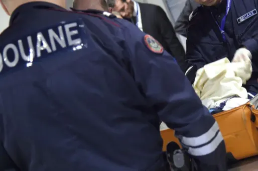 douaniers, douane, roissy, valise, fouille,