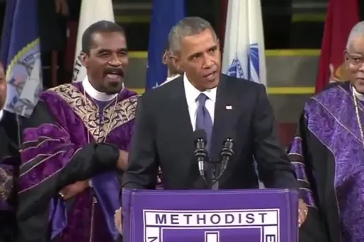 Barack Omaba entonne "Amazing Grace" en hommage aux victimes de Charleston.