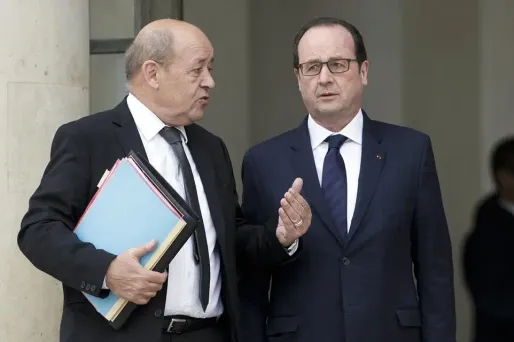 Hollande veut transformer davantage de casernes en HLM