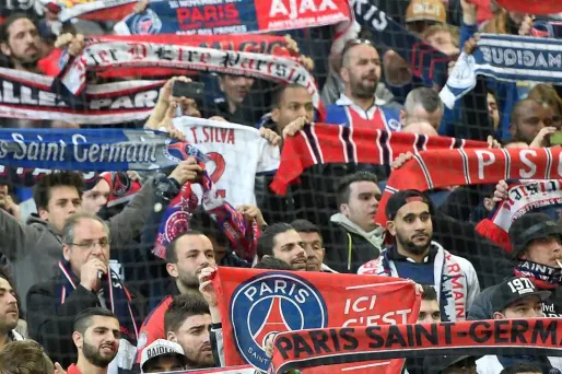 Des supporters du PSG en avril 2015 lors d'un match contre l'OM au Vélodrome, à Marseille.