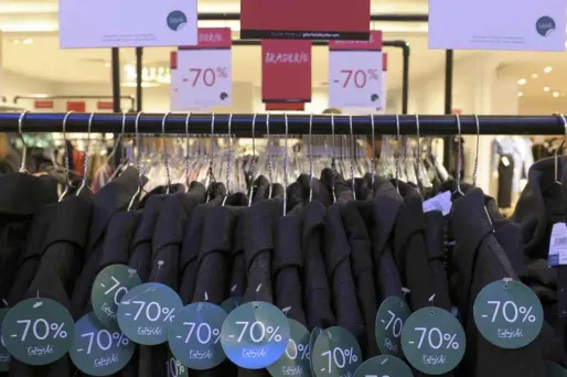 22.06.Soldes.Rabais.commerce.textile.ERIC PIERMONT  AFP.1280.640