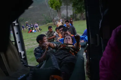 Népal : en attendant les secours, le désespoir et les tensions