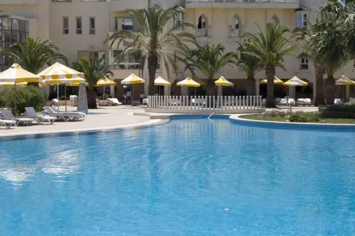 A Sousse, la piscine est bien vide...