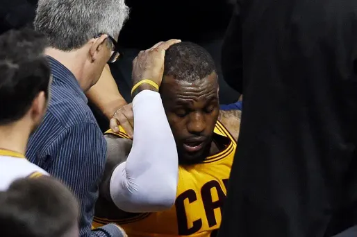 LeBron James blessé à la tête, 1280x640