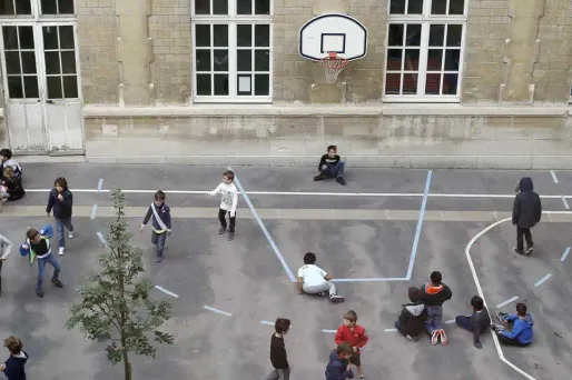 Des enfants dans une cour de récréation à l'école.