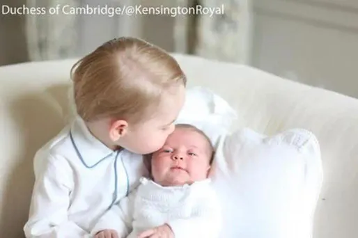 Une première photo du prince George avec sa petite sœur Charlotte