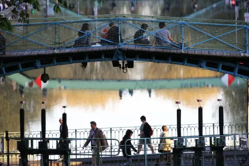 La canal Saint-Martin dans le 10e arrondissement de Paris.