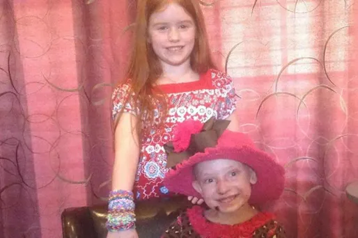 Bethany Walker (debout à gauche) a lancé une campagne Facebook pour aider son amie malade Marie Cox (assise à droite).