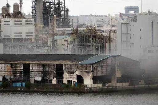 NHK a montré des images d'un énorme panache de fumée noire se dégageant d'une installation industrielle en flammes, après que l'incendie a été signalé à 11h36 locales.