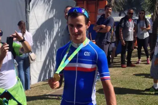 Alexis Vuillermoz avec sa médaille de vainqueur de la course préolympique (1280x640) Charles CARRASCO/Europe 1