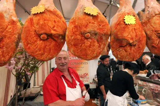Photo d'illustration. Un boucher expose des jambons, à Bayonne.