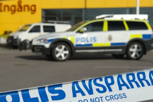 Deux clients, un jeune homme et sa mère, ont été tués dans ce magasin de Västerås, à une centaine de kilomètres à l'ouest de Stockholm, lundi vers 13 heures.