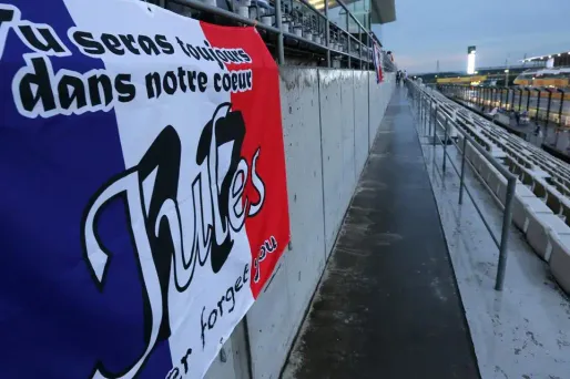 Drapeau hommage à Jules Bianchi (1280x640) Yuriko NAKAO/AFP