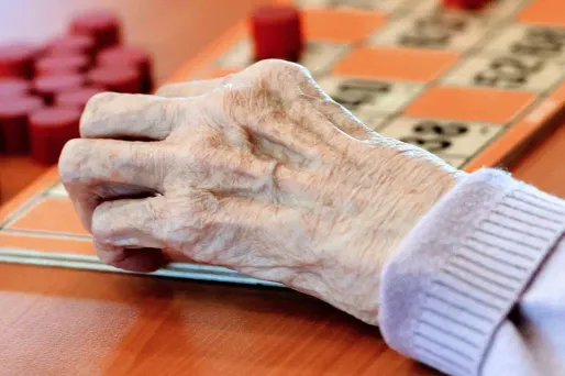 personne âgée main 1280x640