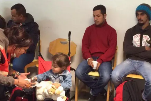 Des réfugiés pris en charge par la Croix-Rouge à Champagne-sur-Seine, en Seine-et-Marne.