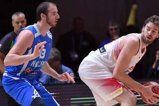 Pau Gasol (à droite) a mené l'Espagne à la victoire contre une valeureuse équipe grecque.