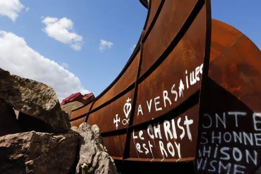 Le "Dirty Corner", l'œuvre du plasticien britannique Anish Kapoor, installée dans les jardins du château de Versailles, a été vandalisée.