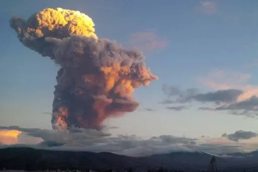 Le volcan Tungurahua, en Équateur, est secoué par une nouvelle éruption depuis vendredi.