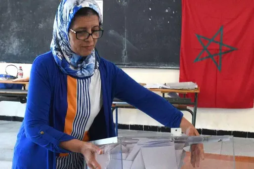 Une femme marocaine dépouille les votes des marocains aux élections régionales.