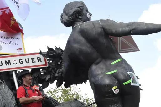 Un agriculteur place de la Nation à Paris jeudi.