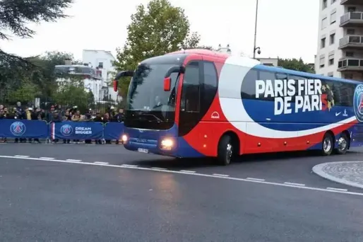 Le bus du PSG lors de son arrivée au Parc des Princes face à l'OM. (1280x640) Capture d'écran @PSG_Origine