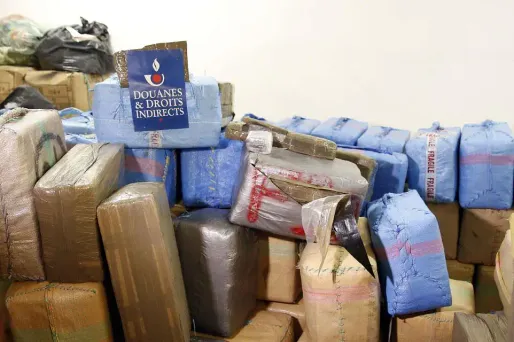 7,1 tonnes de cannabis, cachées dans trois fourgons, ont été saisies par la douane dans la nuit de samedi à dimanche en plein Paris.
