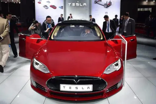 Avec une voiture Tesla, conduisez (presque) sans les mains