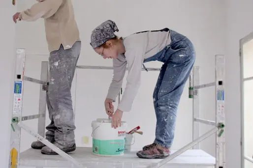 Une femme travaillant dans le bâtiment.